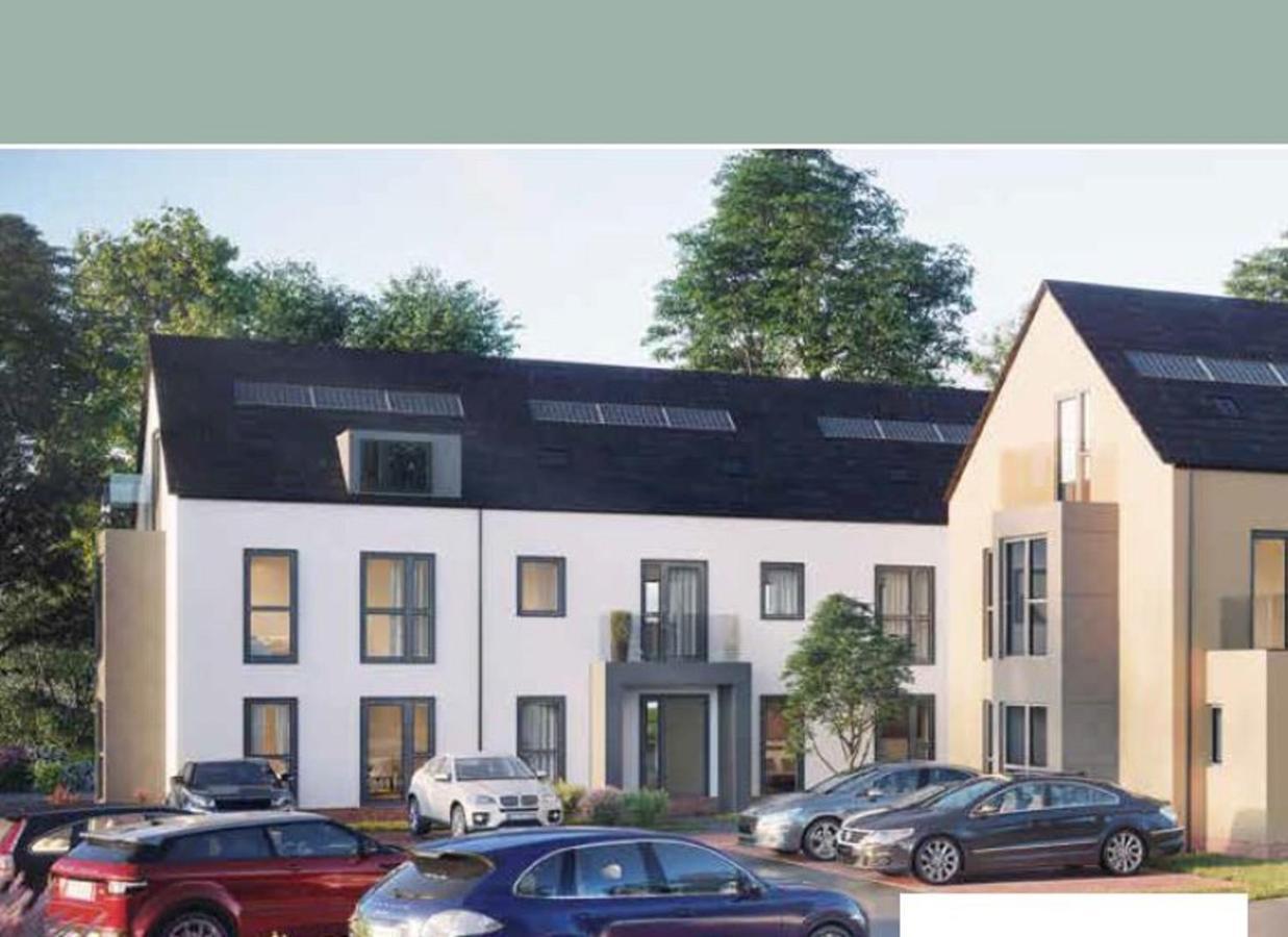 Modern New 2 Bed Apartment - Free Private Car Park Dorking Exterior photo